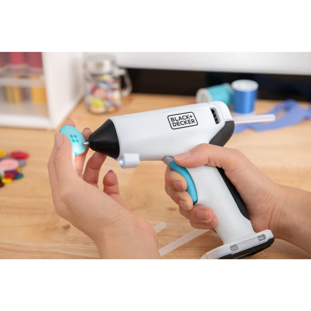 BLACK+DECKER 4V MAX Cordless Glue Gun, USB Rechargeable view 3