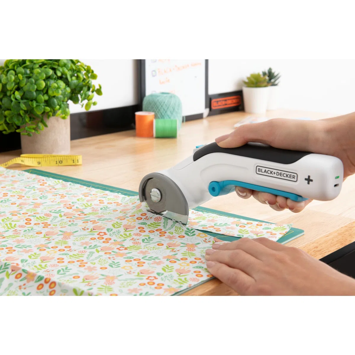 BLACK+DECKER 4V Rotary Cutter view 2